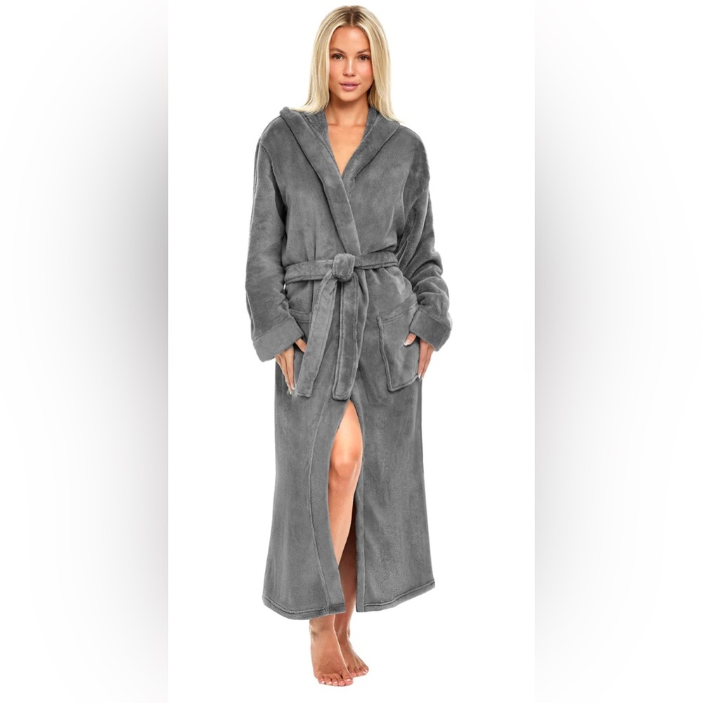Alexander Del Rosa Bathrobe with Hood